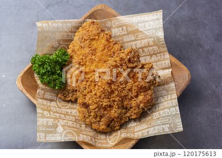 皿にのせられたフライドチキン 120175613