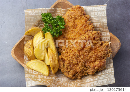 皿にのせられたフライドチキンとフライドポテト 120175614