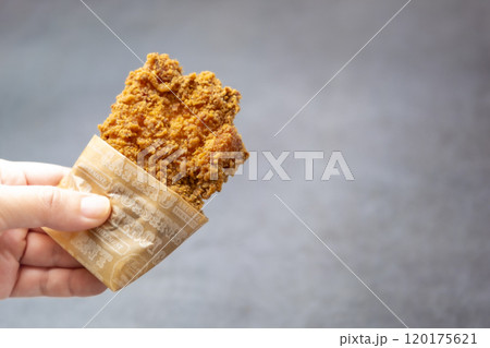 手に持ったフライドチキン 手に持ったフライドチキン 120175621