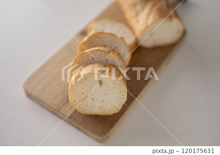 カットしたフランスパン 120175631