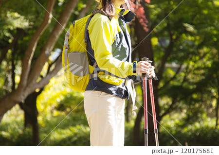 山歩きをするシニア女性 120175681