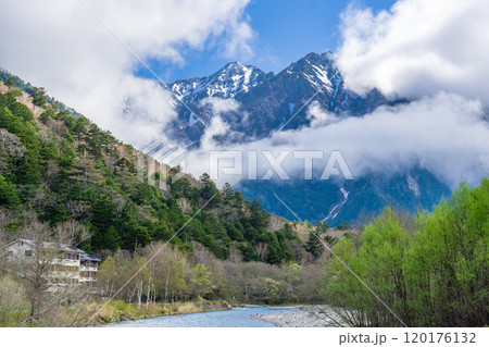 初夏の上高地自然遊歩道 早朝の森林浴ウォーキング 田代橋から見る前穂高岳と梓川 初夏の上高地自然遊歩道 早朝の森林浴ウォーキング 田代橋から見る前穂高岳と梓川 120176132