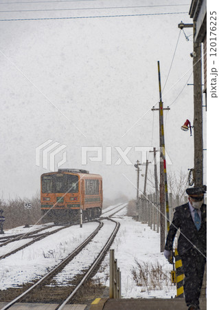 雪の中を走るローカル線　津軽鉄道 120176225