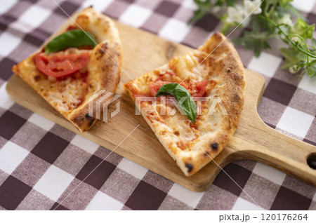 カットしたマルゲリータピザ 120176264