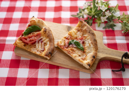 カットしたマルゲリータピザ カットしたマルゲリータピザ 120176270