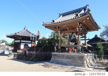 荒子観音寺の六角堂と鐘楼 荒子観音寺の六角堂と鐘楼 120176532