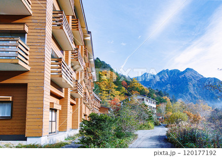 紅葉に包まれた上高地の宿泊場所　 120177192