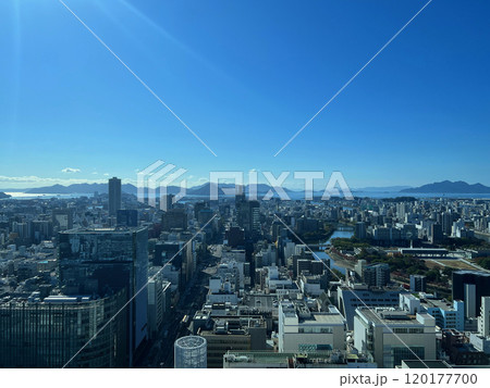 雲ひとつない青空の下に広島市街地と広島湾 雲ひとつない青空の下に広島市街地と広島湾 120177700
