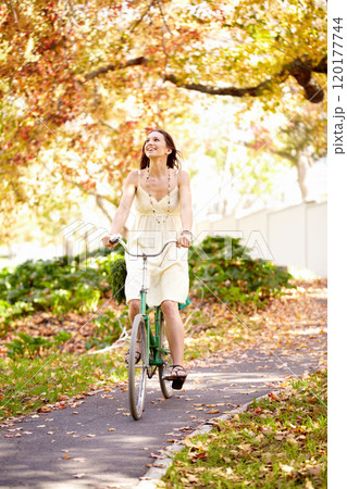 Autumn beauty. Shot of an attractive young woman in the park on an autumn day. 120177744