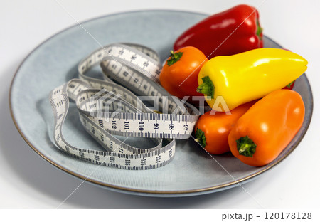 Plate with sweet peppers and a measuring tape. Concept of diet and weight loss 120178128
