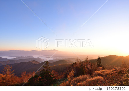 夜明けの高原より、雲海を望む　＜美ヶ原高原＞ 120178392