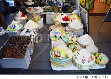 ベトナム・ホイアンの笠(ノンラー)売り場 120179315