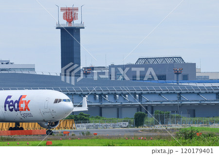 滑走路と旅客機 120179401