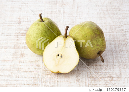 カットした洋梨 120179557