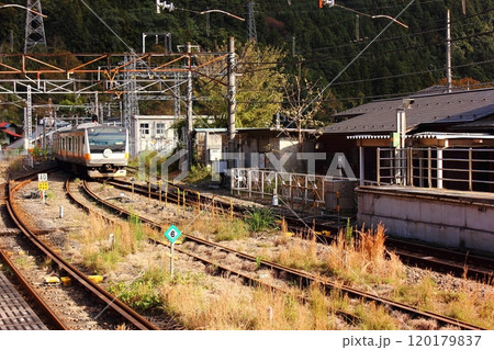 青梅線古里駅に到着した奥多摩行電車(2) 青梅線古里駅に到着した奥多摩行電車(2) 120179837