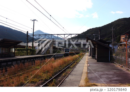 青梅線古里駅を発車して鳩ノ巣駅に向かう奥多摩行電車(1) 青梅線古里駅を発車して鳩ノ巣駅に向かう奥多摩行電車(1) 120179840