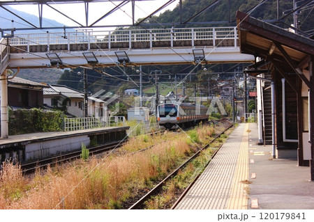 青梅線古里駅を発車して鳩ノ巣駅に向かう奥多摩行電車(2) 青梅線古里駅を発車して鳩ノ巣駅に向かう奥多摩行電車(2) 120179841