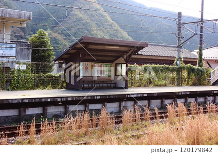 青梅線古里駅の上り線側から見たプラットフォーム(3) 青梅線古里駅の上り線側から見たプラットフォーム(3) 120179842
