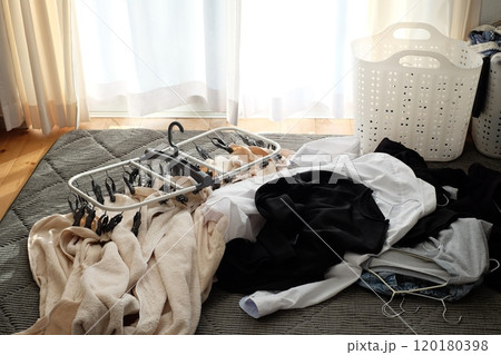 取り込んだ洗濯物 120180398