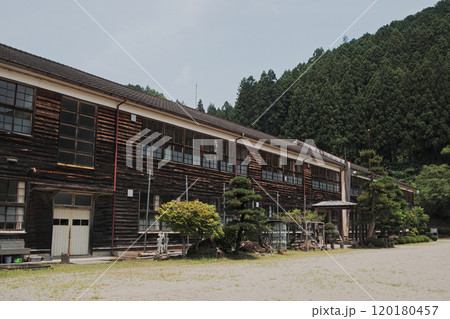明治に建てられた廃校になった小学校 120180457