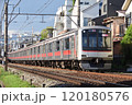 夕方の東急東横線を走る東急5050系 120180576
