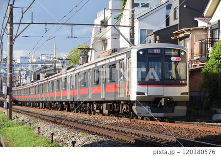 夕方の東急東横線を走る東急5050系 120180576
