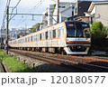 夕方の東急東横線を走る東京メトロ10000系 120180577