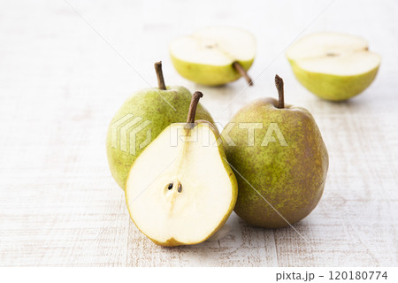 カットした洋梨 120180774