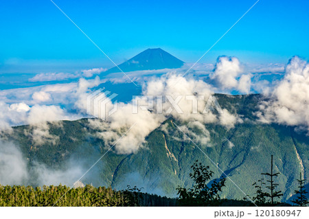 千枚小屋のテラスから見る富士山 南アルプス 悪沢岳と荒川岳登山 千枚小屋のテラスから見る富士山 南アルプス 悪沢岳と荒川岳登山 120180947