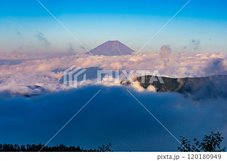 千枚小屋のテラスから見る富士山（赤富士）　南アルプス　悪沢岳と荒川岳登山 120180949