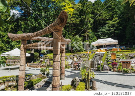 山梨 不二阿祖山太神宮の境内風景 120181037