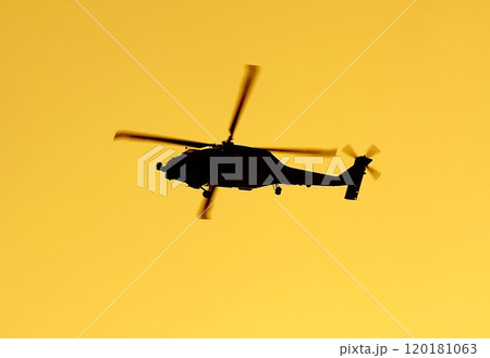紅に染まる夕空の中を飛行する米海軍の艦載機MH-60Rシーホーク洋上哨戒多用途ヘリコプター 120181063