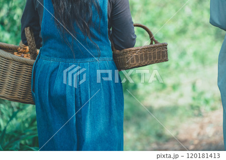 編みかごを持つ女性 編みかごを持つ女性 120181413
