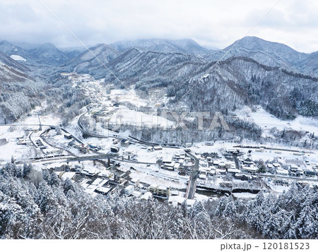 雪に包まれた冬の山寺―白銀の静寂が広がる風景 120181523