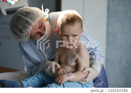 To a little boy, a nurse heals a burn.Kid in the hospital wounded.The doctor heals a little bit.The boy was burned.Little hospital patient To a little boy, a nurse heals a burn.Kid in the hospital wounded.The doctor heals a little bit.The boy was burned.Little hospital patient 120181586