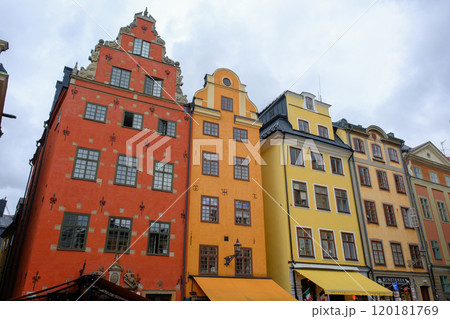 スウェーデン ストックホルムの旧市街、ガムラスタンの大広場 120181769
