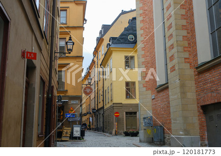 スウェーデン ストックホルムの旧市街、ガムラスタンの路地裏 120181773
