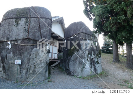 岩手県盛岡市三石神社の鬼の手形のついた石 岩手の名前の起こりになった三石神社の鬼の手形の石 岩手県盛岡市三石神社の鬼の手形のついた石 岩手の名前の起こりになった三石神社の鬼の手形の石 120181790