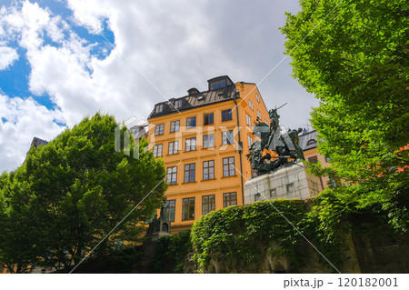 スウェーデン ストックホルムの旧市街、ガムラスタンの路地裏 120182001