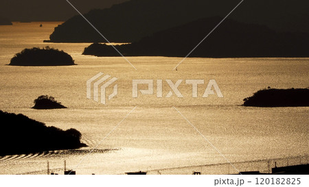 千光寺山公園から金色に輝く瀬戸内海の夕暮れ 120182825