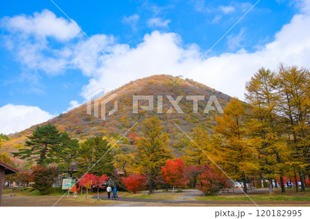 群馬県 紅葉に染まるの榛名山、榛名富士 120182995
