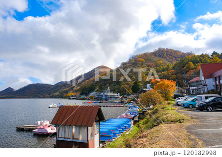 群馬県 紅葉に染まるの榛名山、榛名湖 120182998