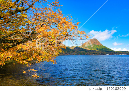 群馬県 紅葉に染まるの榛名山、榛名湖 120182999