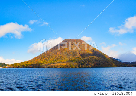 群馬県 紅葉に染まるの榛名山、榛名富士 群馬県 紅葉に染まるの榛名山、榛名富士 120183004