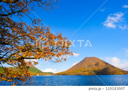 群馬県 紅葉に染まるの榛名山、榛名富士 120183007