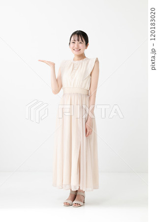 案内をする女性 120183020