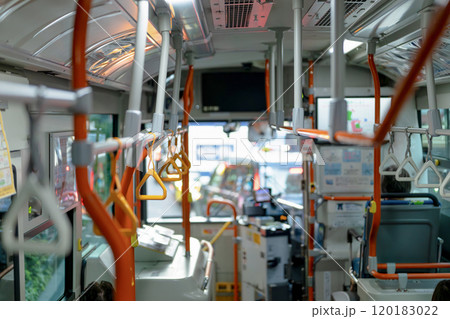 バスの車内 120183022
