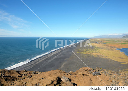 View of the ocean and sandy shore on the south coast of Iceland 120183033