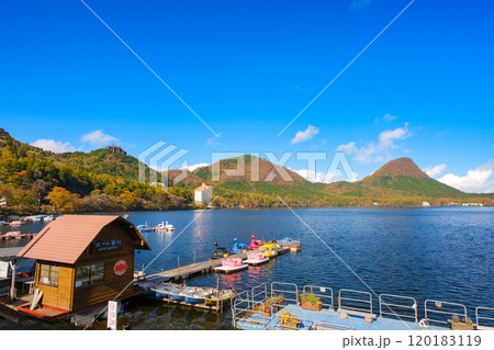 群馬県 紅葉に染まるの榛名山、榛名湖 群馬県 紅葉に染まるの榛名山、榛名湖 120183119