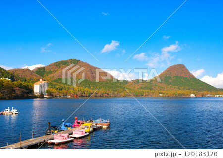 群馬県 紅葉に染まるの榛名山、榛名湖 群馬県 紅葉に染まるの榛名山、榛名湖 120183120